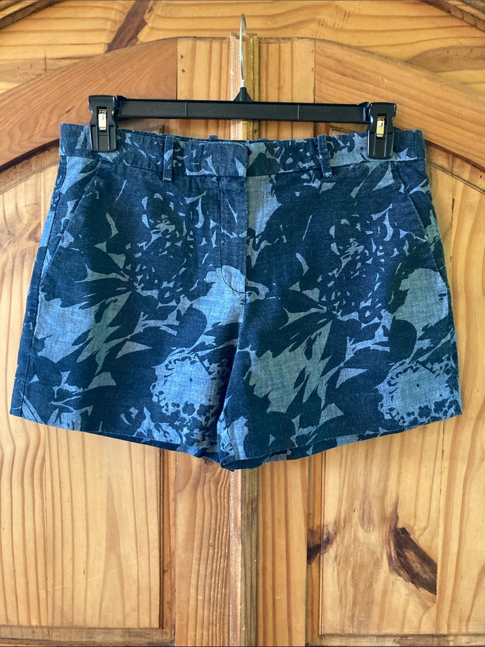 Women’s Gap Tailored Short blue gray floral shorts size 8